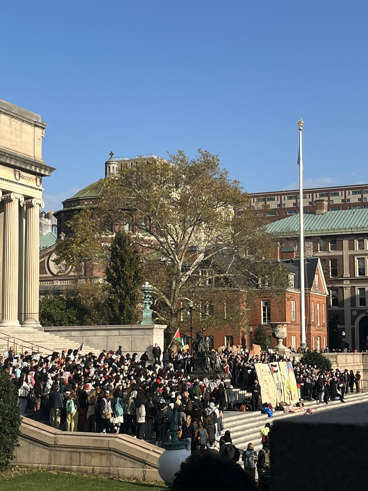 A picture of the gathering of the Justice in Palestine (SJP) and Jewish Voice for Peace (JVP) student groups